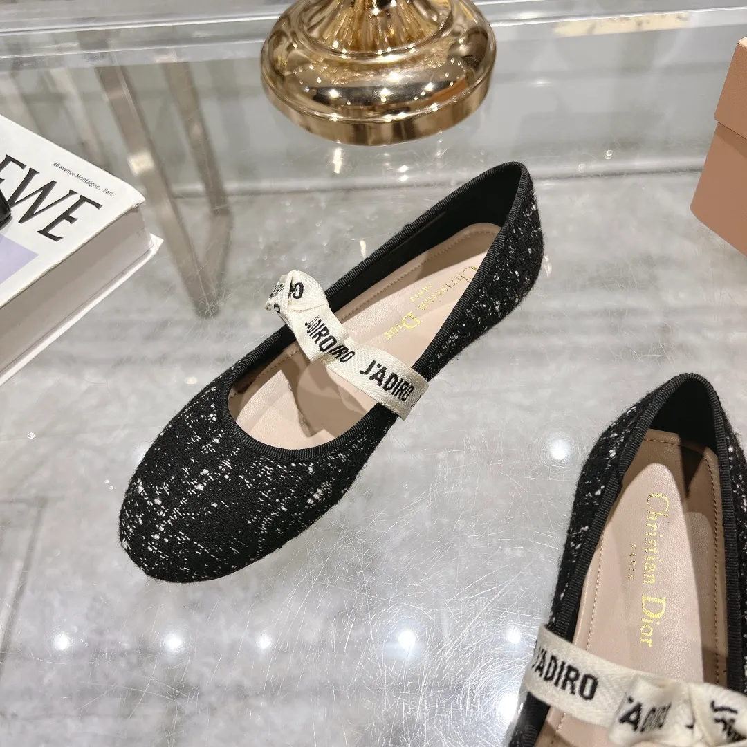👟👟Ex-factory price 520👟👟 "Exclusive top version" Dior*Dior ✅2024vs spring and summer new series... [Round toe single shoes with small pearls] Original purchase and development! The last details of this shoe are perfectly restored 💐 The upper is made of special material and the inner padding is made of delicate lambskin. You can see the quality by looking at the details in real photos. It is a versatile style for little ladies and a lady. It is a stunning shoe at first glance... I love it. The genuine leather outsole imported from Italy has a five-pointed star logo! 35-39 (34.40 customization is non-refundable) Packaging: Original full set of packaging ☀The color official website is updated simultaneously